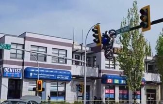 Motocicleta fica pendurada de cabeça para baixo em semáforo após grave acidente no Canadá