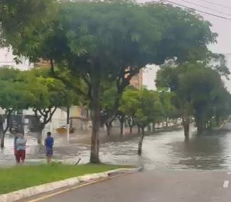 Imagem - Avenidas em Belém ficam alagadas com temporal deste domingo