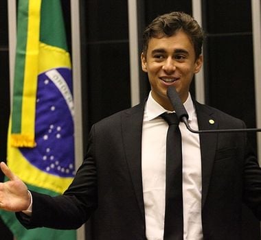 Imagem - Após polêmica com Havaianas, Nikolas anuncia nova marca de sandália: ‘Pé Direito’