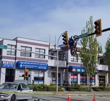 Imagem - Motocicleta fica pendurada de cabeça para baixo em semáforo após grave acidente no Canadá