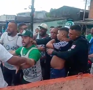 (A situação gerou preocupação entre as pessoas que estavam no local, mas a rápida ação da Polícia Militar evitou que o torcedor fosse agredido. )