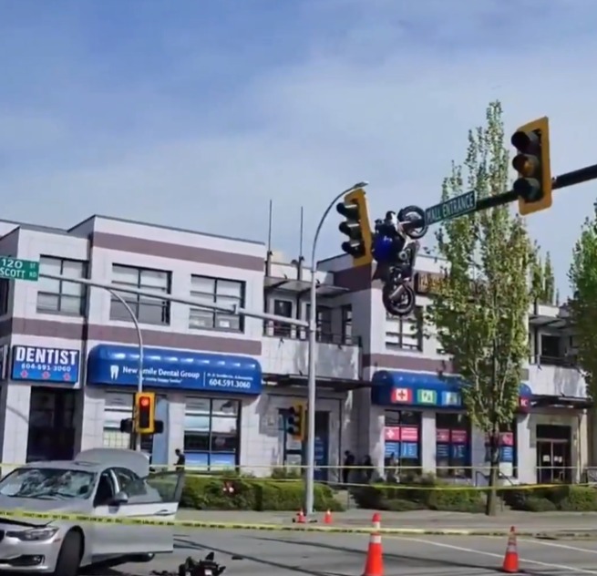 Imagem - Motocicleta fica pendurada de cabeça para baixo em semáforo após grave acidente no Canadá