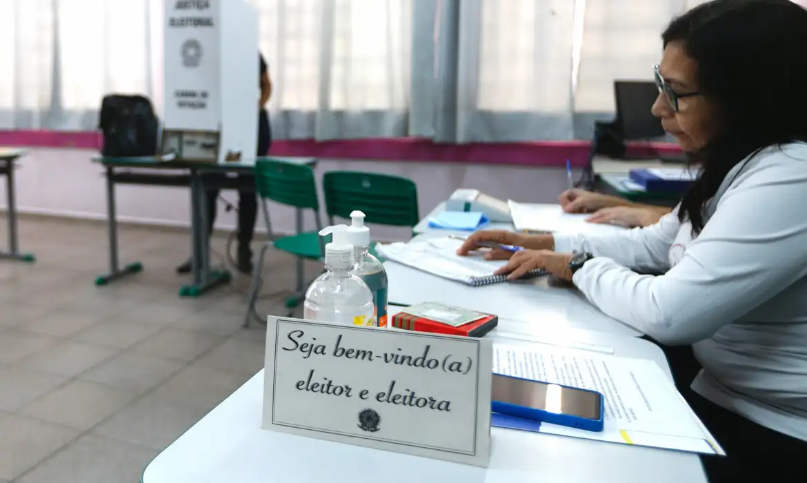 (O cadastro pode ser feito de forma permanente na justiça eleitoral. Cabe ao mesário fiscalizar o processo nas zonas eleitorais.)