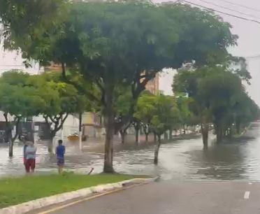(Trecho na avenida Pedro Miranda alagada após o temporal, que atingiu a capital paraense.)