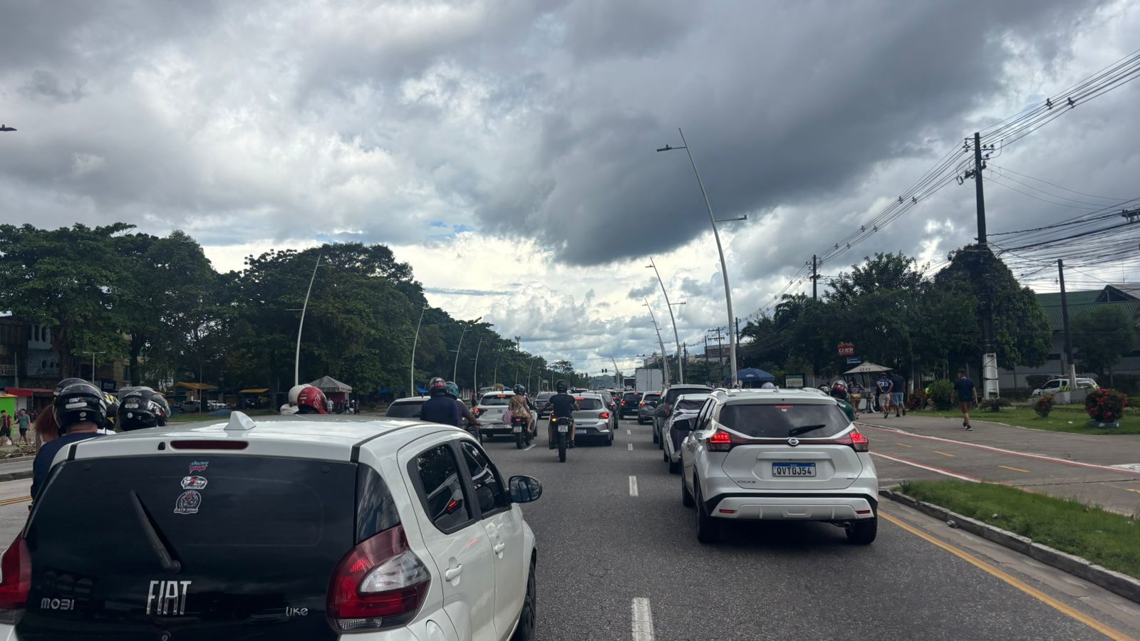 (Trânsito lento na av. Augusto Montenegro) 