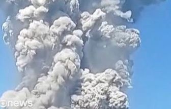Guia registra momento de erupção de vulcão na Indonésia durante trilha com turistas