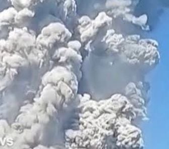 Imagem - Guia registra momento de erupção de vulcão na Indonésia durante trilha com turistas