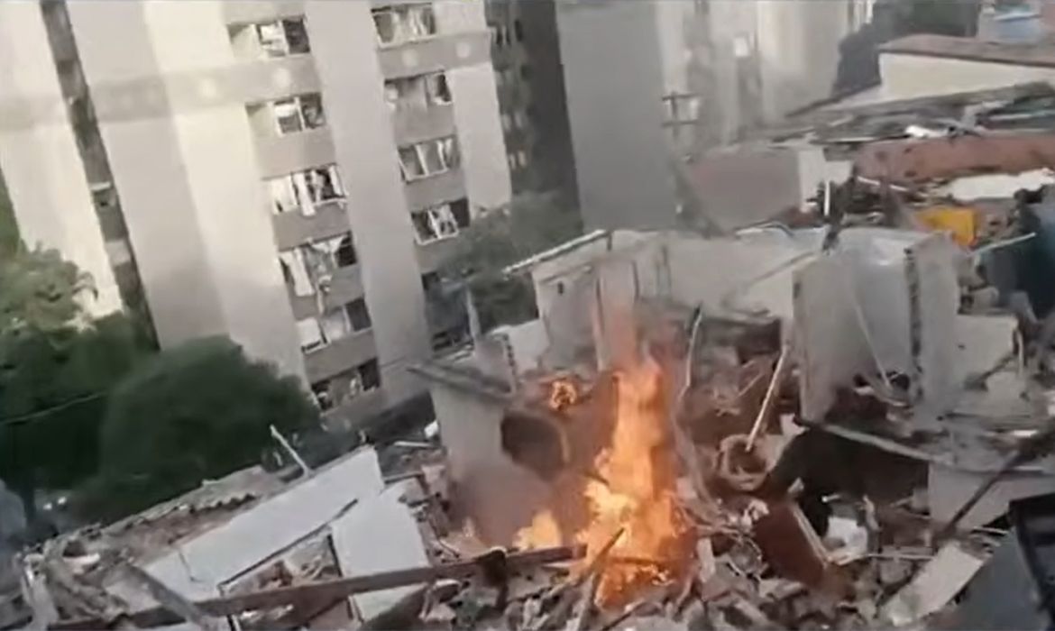 (Além da pessoa morta e três feridas, o incidente afetou ao menos 35 imóveis, com pelo menos quatro casas totalmente destruídas.)