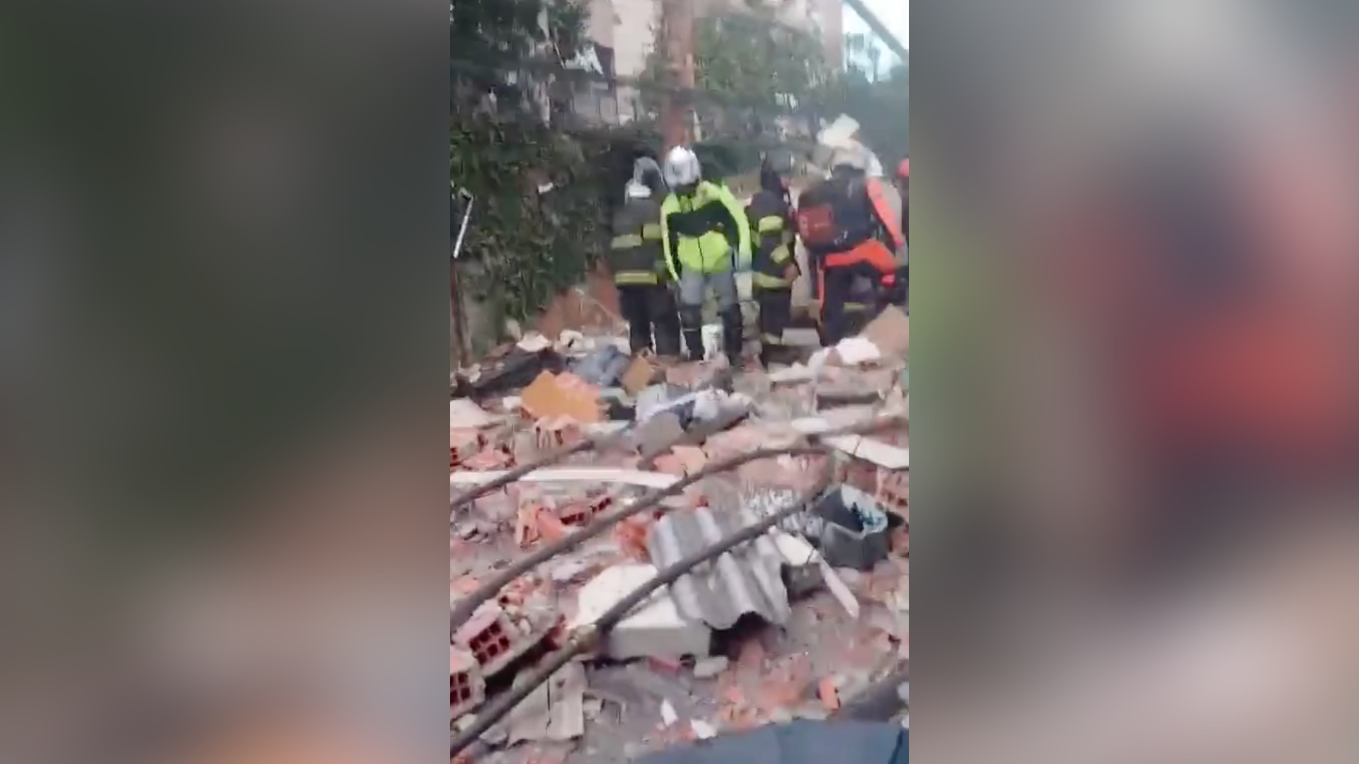Incêndio atingiu residências em comunidade na zona oeste da capital paulista e mobilizou equipes dos bombeiros e ambulâncias no local