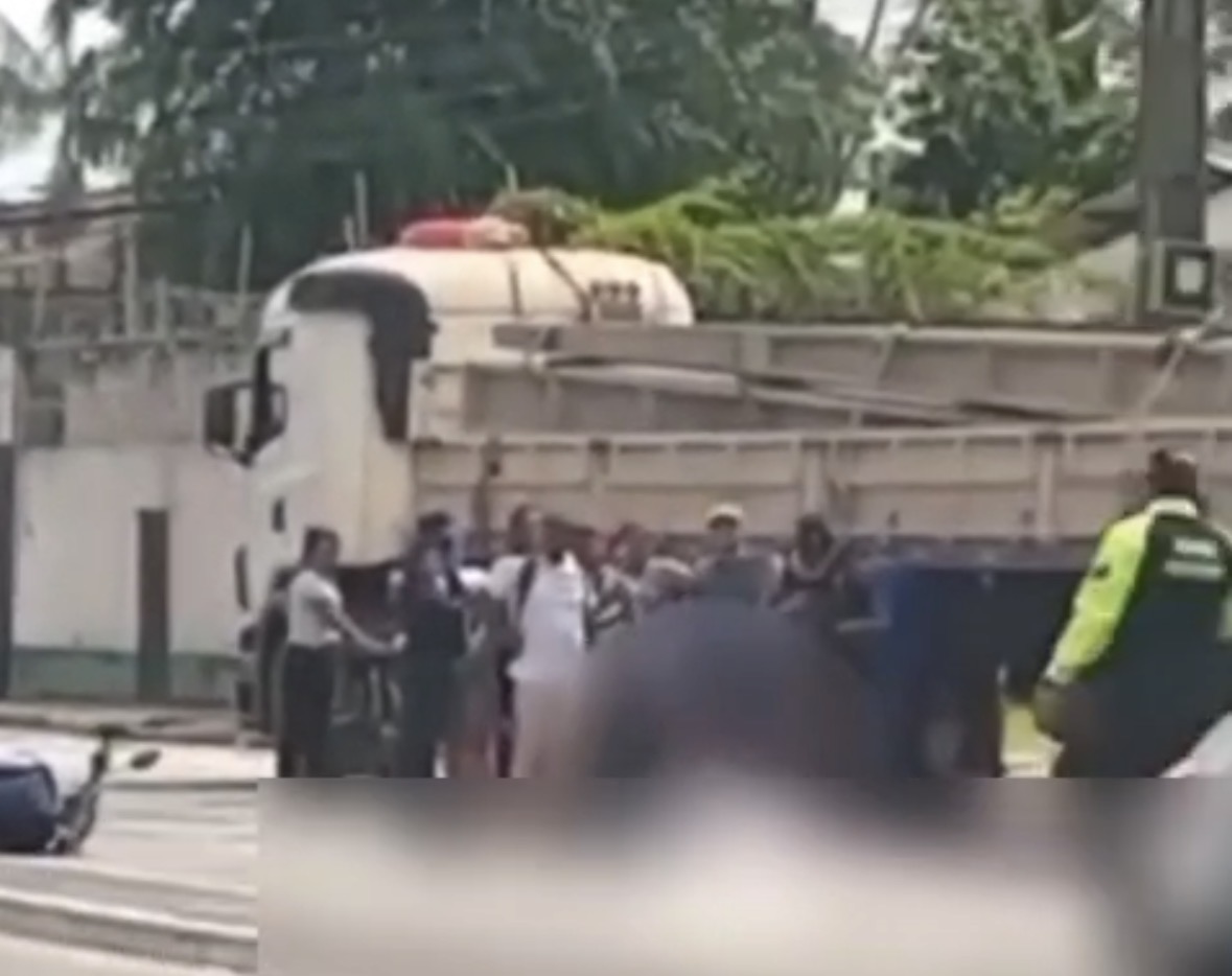 Jovem morre após colisão com carreta na Rodovia do Tapanã, em Belém