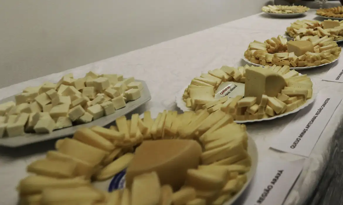 (O Brasil registrou as primeiras operações de importação de chocolates e tomates dentro das regras do acordo.)