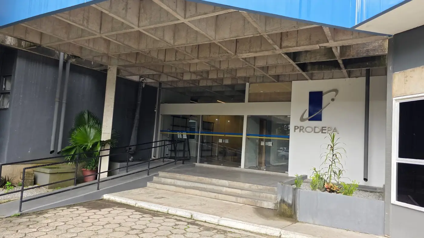 O processo seletivo será realizado em duas etapas: análise curricular e entrevista técnica