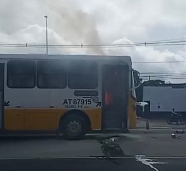 Imagem - Ônibus da linha Outeiro pega fogo na Augusto Montenegro, em Belém