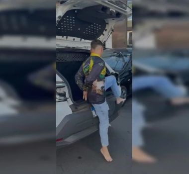 Imagem - Sobrinho é preso após tentar assassinar tia a facadas na frente de cinco crianças