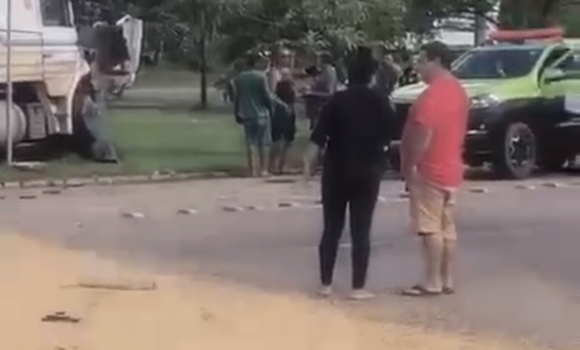 Acidente entre duas carretas bloqueia trecho movimentado em Moju