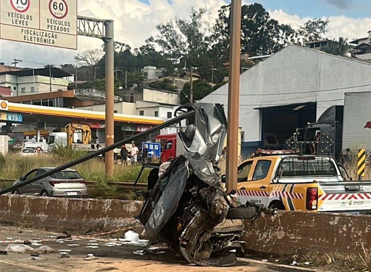 (Carreta desgovernada provocou a colisão) 