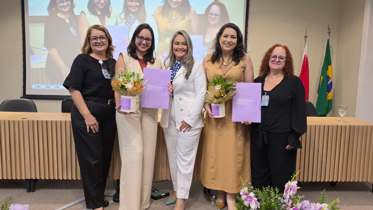 Danielle Cruz e participantes da abertura da Semana da Enfermagem na Santa Casa