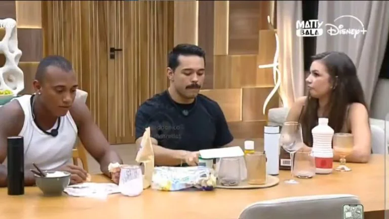 Diretor interrompeu os confinados após sequência de cantorias dentro da casa e arrancou risadas nas redes sociais

