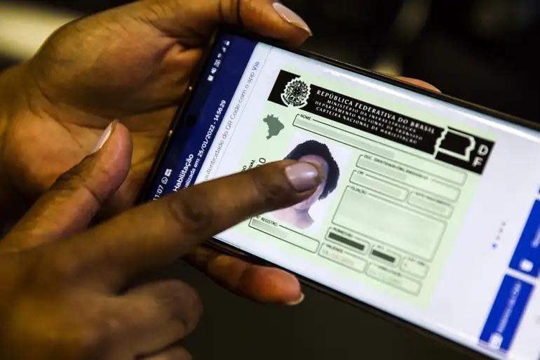 Mudanças incluem exames obrigatórios e regras para motoristas com bom histórico de condução