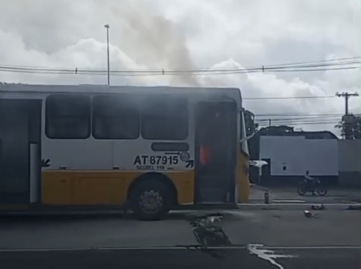 Ônibus da linha Outeiro pega fogo na Augusto Montenegro, em Belém
