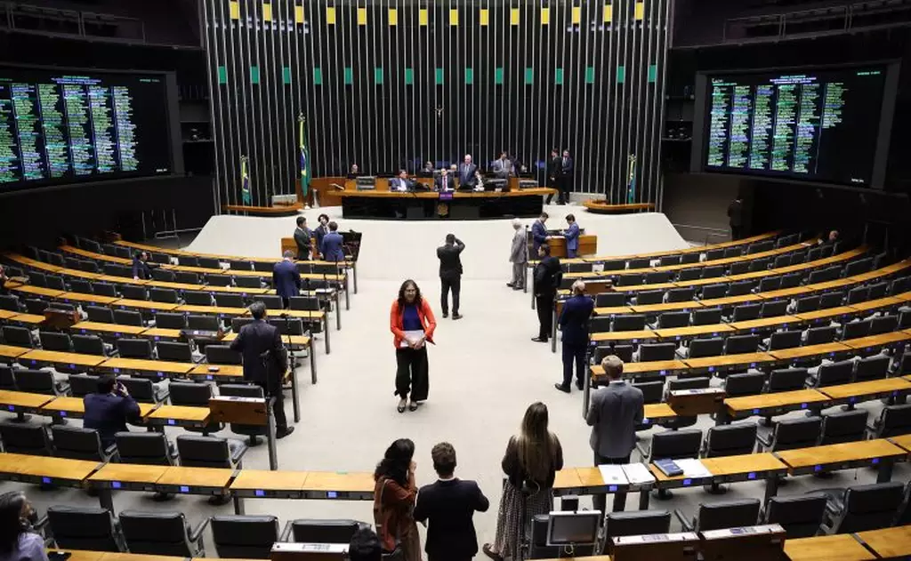 (O texto foi aprovado em votação simbólica e agora segue para análise do Senado Federal.)
