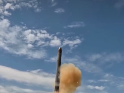 (Segundo Putin, o armamento é “o mais poderoso do mundo” e possui capacidade para superar os atuais sistemas de defesa antimísseis.)