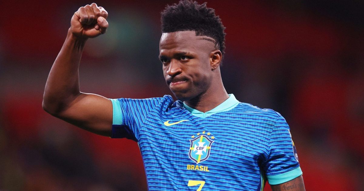 Atacante Vinícius Júnior com a camisa da Seleção Brasileira.