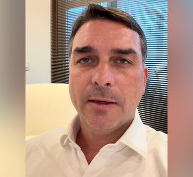 Imagem - Flávio Bolsonaro confirma pedido de dinheiro a Vorcaro para filme sobre Jair Bolsonaro e nega irregularidades