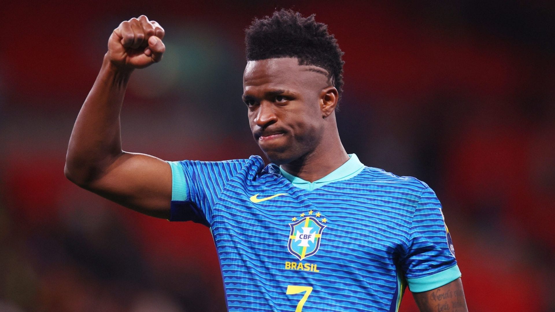 Atacante Vinícius Júnior com a camisa da Seleção Brasileira.