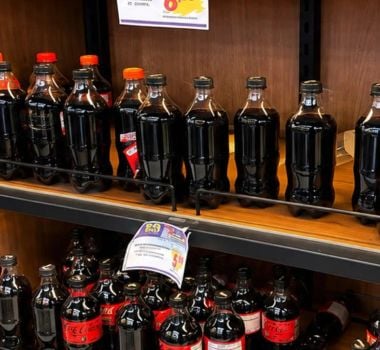 Imagem - ‘Febre’ por figurinhas da Copa gera furtos de rótulos da Coca-Cola em supermercados