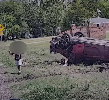 Imagem - Criança de 3 anos sai ilesa após carro capotar durante fuga da polícia nos EUA