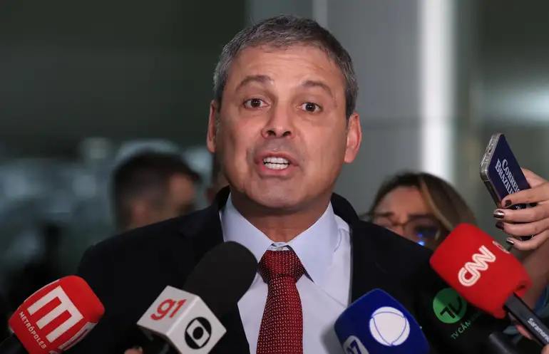 Deputado afirma que recursos enviados por Daniel Vorcaro teriam sido usados em ações políticas e jurídicas no exterior