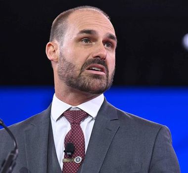 Imagem - Eduardo Bolsonaro atuava no orçamento de filme sobre o pai, aponta contrato