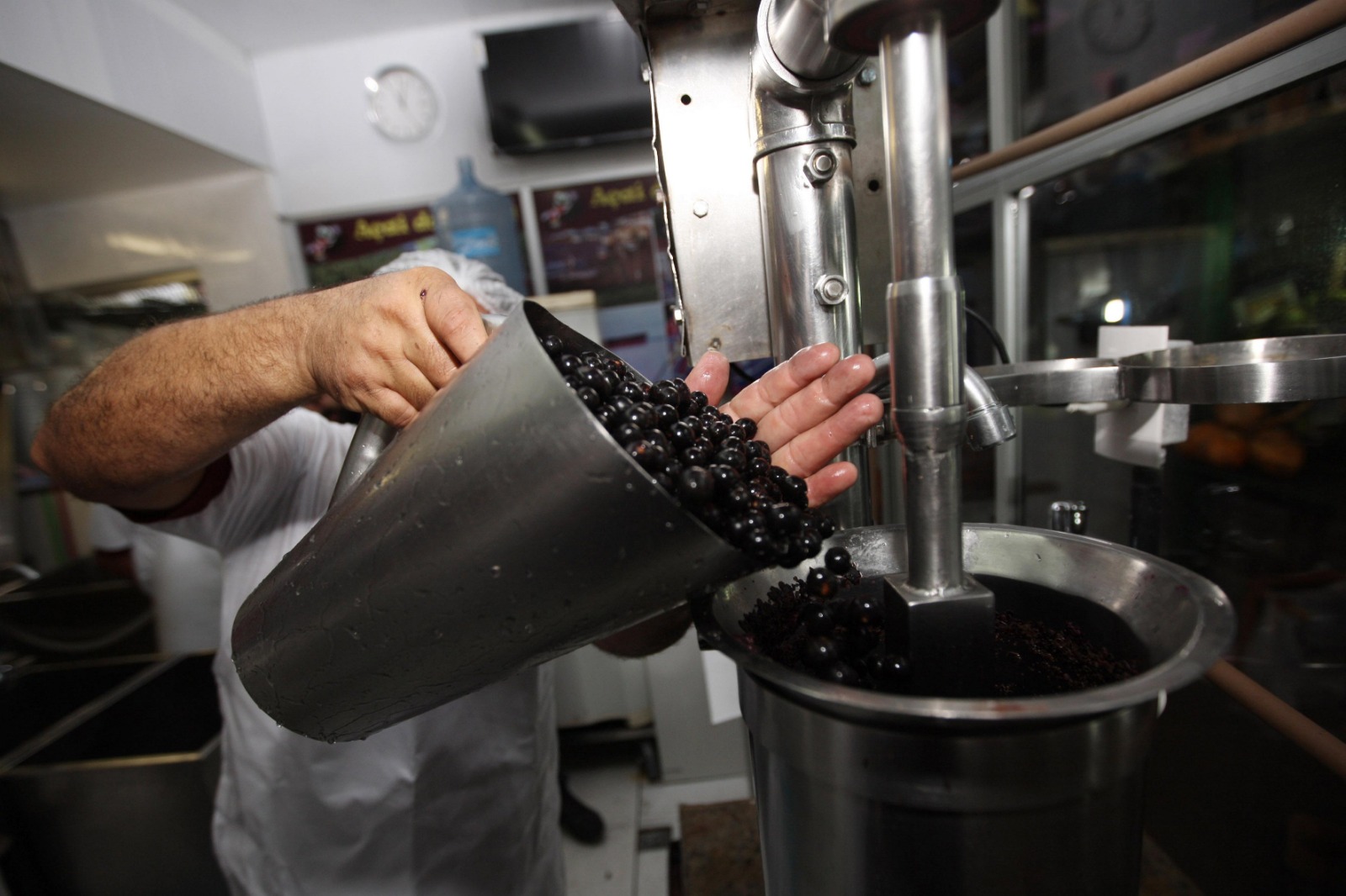 O reajuste atinge tanto o açaí médio quanto o grosso e já preocupa vendedores, que relatam queda nas vendas