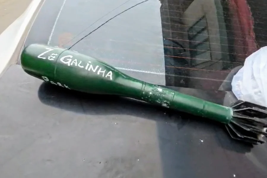 Operação da Polícia Civil em Duque de Caxias encontrou explosivos, drogas e veículos roubados usados pelo Comando Vermelho