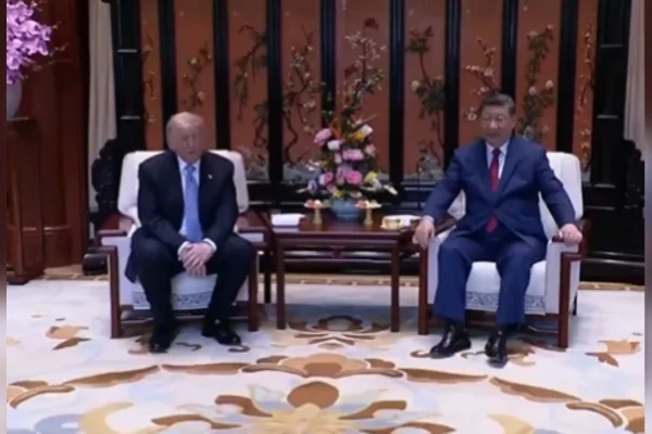 Imagem - Detalhe em cadeira usada por Xi Jinping durante encontro com Trump viraliza nas redes sociais