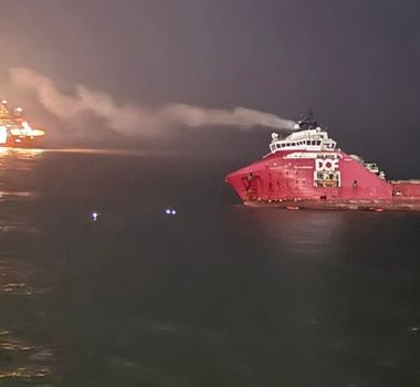 Imagem - Embarcação da DOF encalha após possível colisão com banco de rochas no RJ