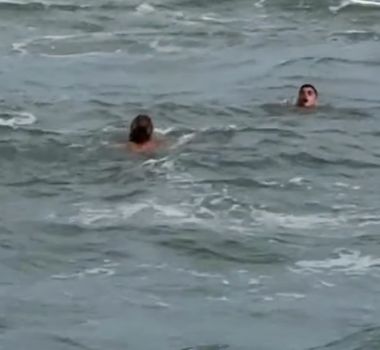Imagem - Atleta salva banhista em perigo na Praia da Sununga em Ubatuba, SP