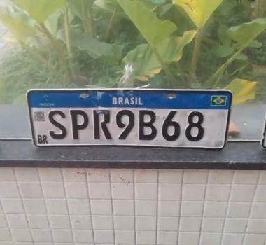 Imagem - VÍDEO: Vendedores comercializam placas de carros arrancadas pela força da água na Doca