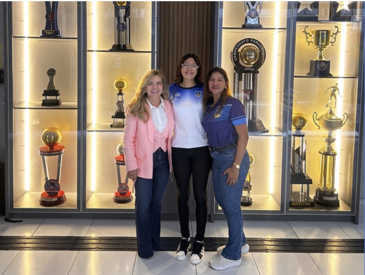 A campeã com sua mãe, Tatyana, e a diretora geral do Madre Celeste, professora Nilse Pinheiro.
