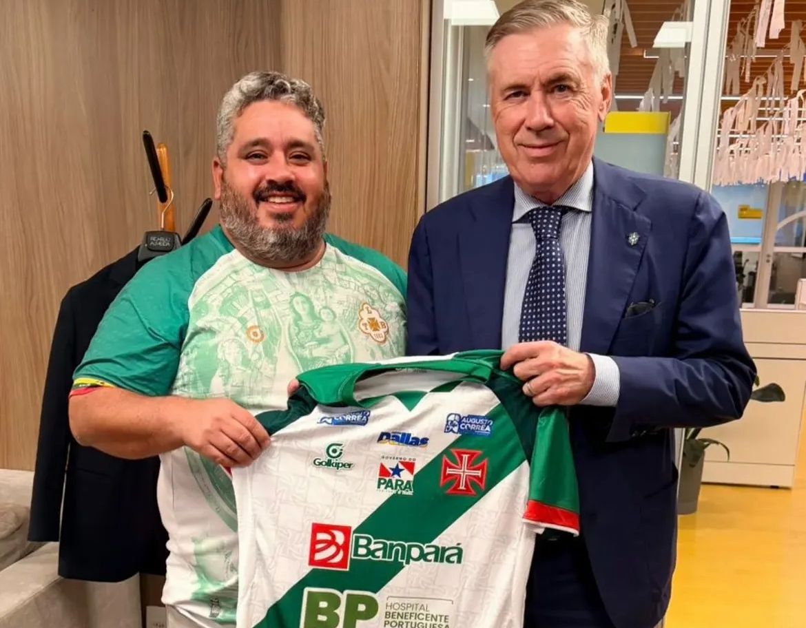 Técnico da Seleção Brasileira com a camisa da Lusa - 