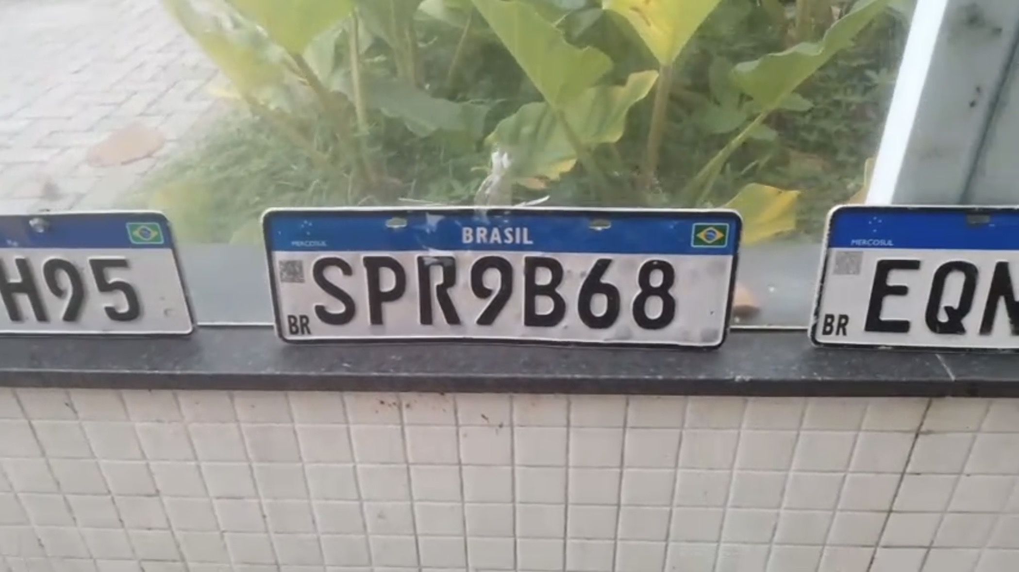 Vendedores comercializam placas de carros arrancadas pela força da água na Doca
