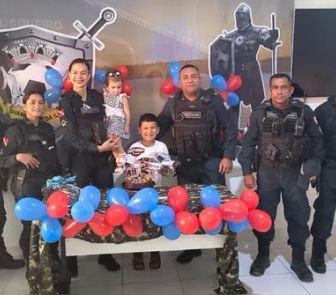 Imagem - Fã da Polícia Militar, menino ganha festa surpresa e passeio em viatura no aniversário