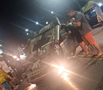 Imagem - Carro em alta velocidade capota na Cidade Nova, em Ananindeua