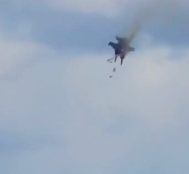 Imagem - Base aérea nos EUA entra em confinamento após possível colisão de aviões em show