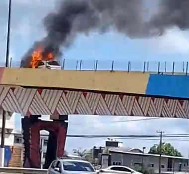 Imagem - Carro pega fogo no elevado da Júlio César e causa transtorno no trânsito em Belém