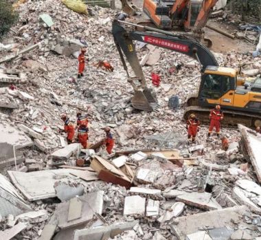 Imagem - Terremoto de magnitude 5,2 destrói prédios e mobiliza equipes de resgate na China