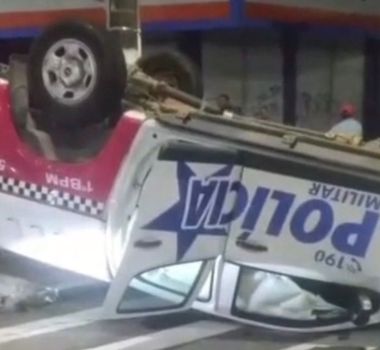 Imagem - Viatura da PM capota após colisão em cruzamento de Belém durante a madrugada