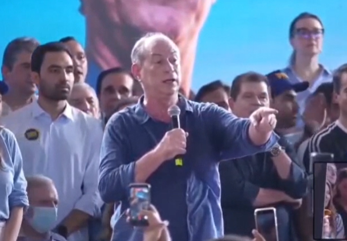 Ciro Gomes confunde gesto de apoiador com sinal de facção e pede prisão de homem em comício no Ceará
