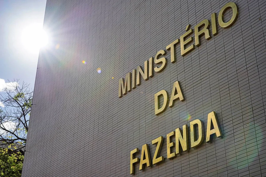 Governo atribui aumento da estimativa à alta do petróleo provocada pela guerra no Oriente Médio e alerta para risco de pressão nos combustíveis.